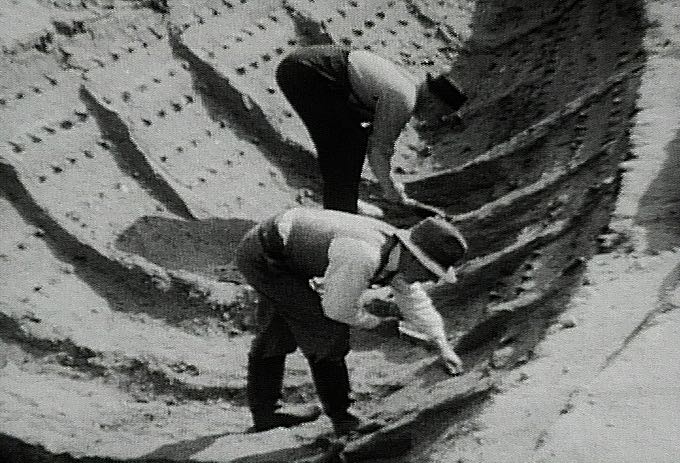 1939 年萨顿胡的挖掘现场：沙土中露出一艘大船的轮廓和一排排铆钉