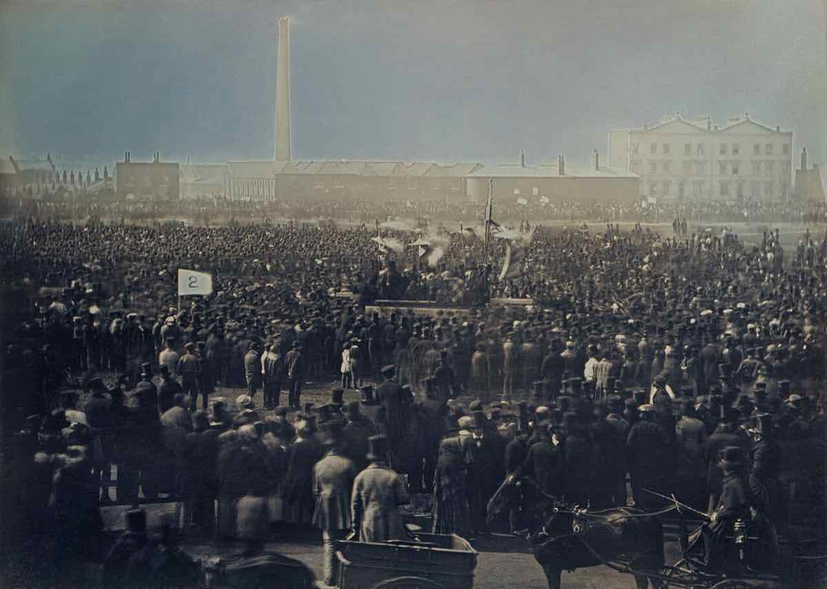 Fotografia in bianco e nero di un'enorme folla al raduno cartista di Kennington Common, Londra, nel 1848