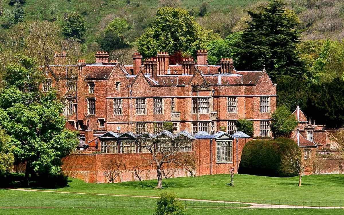 Chequers: una grande residenza di campagna Tudor in mattoni rossi, con un prato davanti