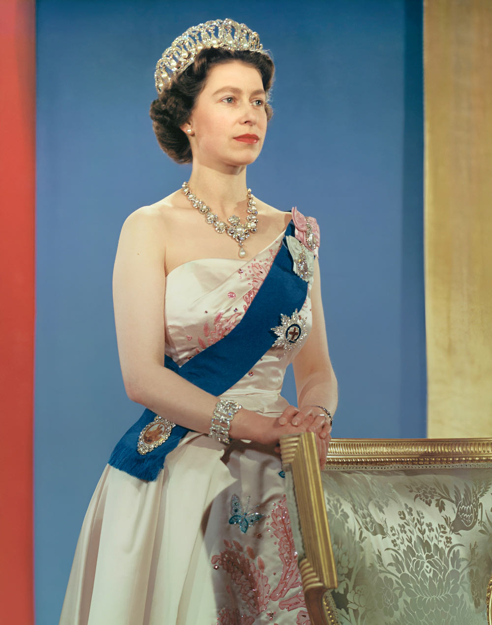 Ritratto ufficiale del 1959 di Elisabetta II con un diadema e la fascia blu dell'Ordine della Giarrettiera
