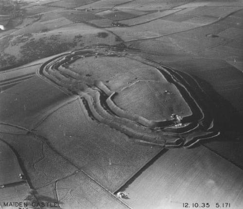 Maiden Castle z lotu ptaka w 1935 roku, z kilkoma pierścieniami ziemnych wałów i rowów wokół wzgórza