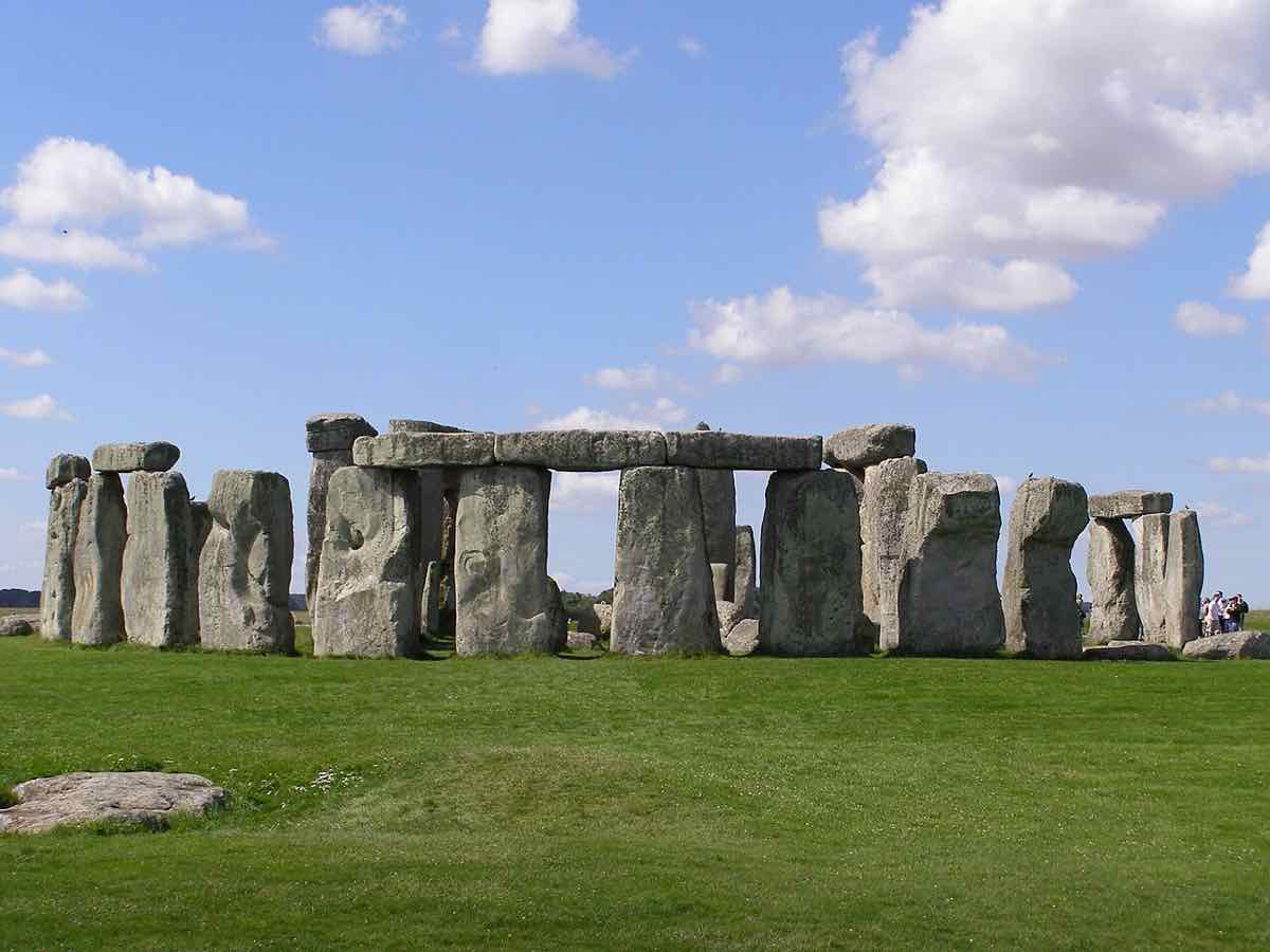 Stonehenge: krąg ogromnych stojących kamieni na trawie, z kamiennymi belkami położonymi na górze