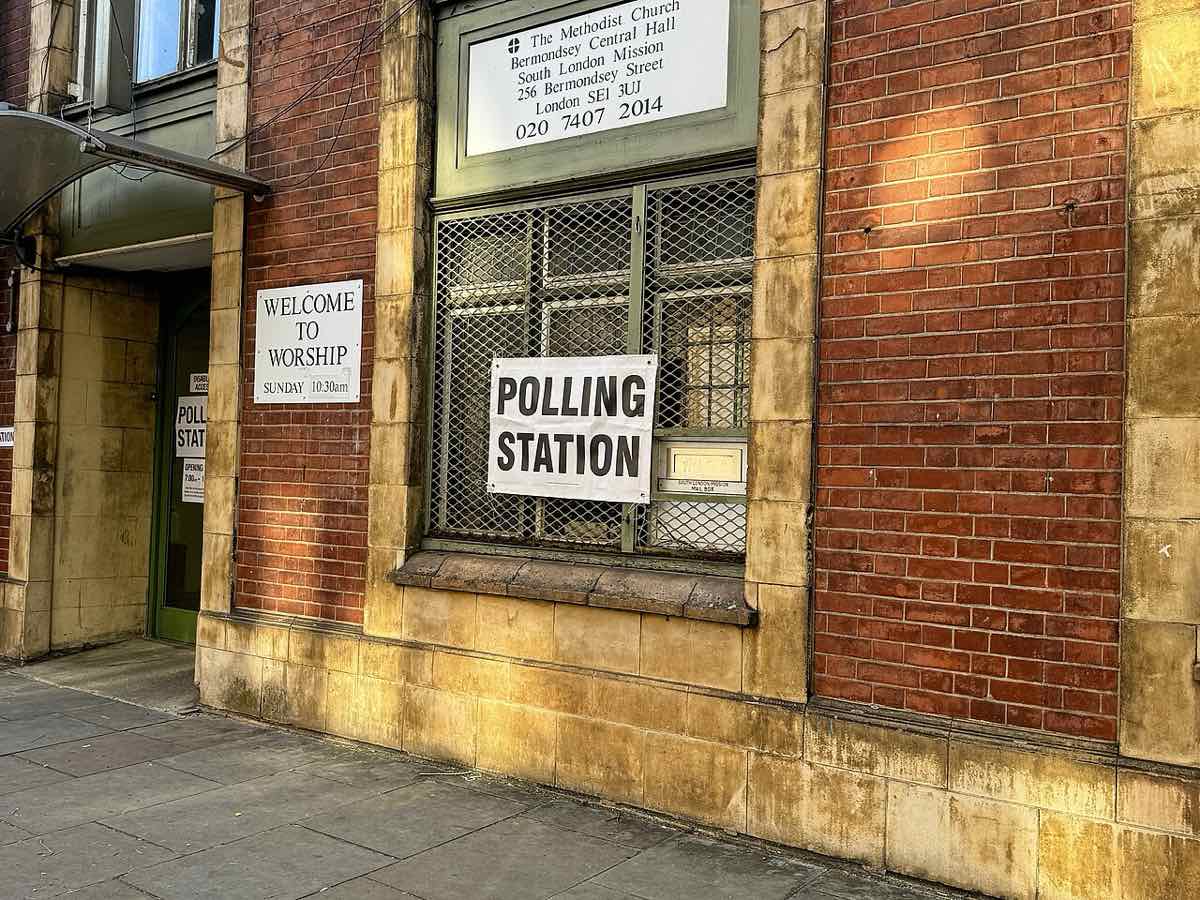 خارج قاعة كنيسة ميثودية في بيرموندسي في لندن، لافتات مكتوب عليها Polling Station (مركز اقتراع)