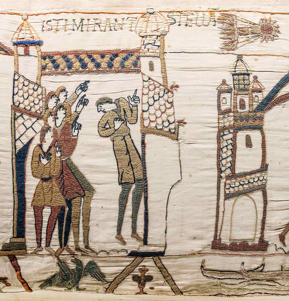 Cena 32 da Tapeçaria de Bayeux: um grupo de homens a olhar para o cometa Halley