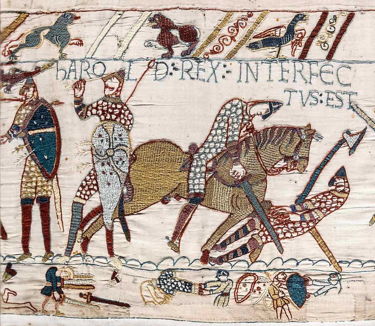 Cena 57 da Tapeçaria de Bayeux: a morte de Haroldo, com as palavras latinas HAROLD REX INTERFECTUS EST por cima