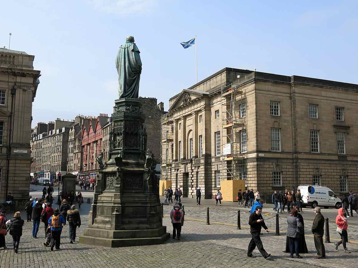 Il Justiciary Building accanto al Royal Mile di Edimburgo: una facciata in pietra con una statua di bronzo accanto all'ingresso
