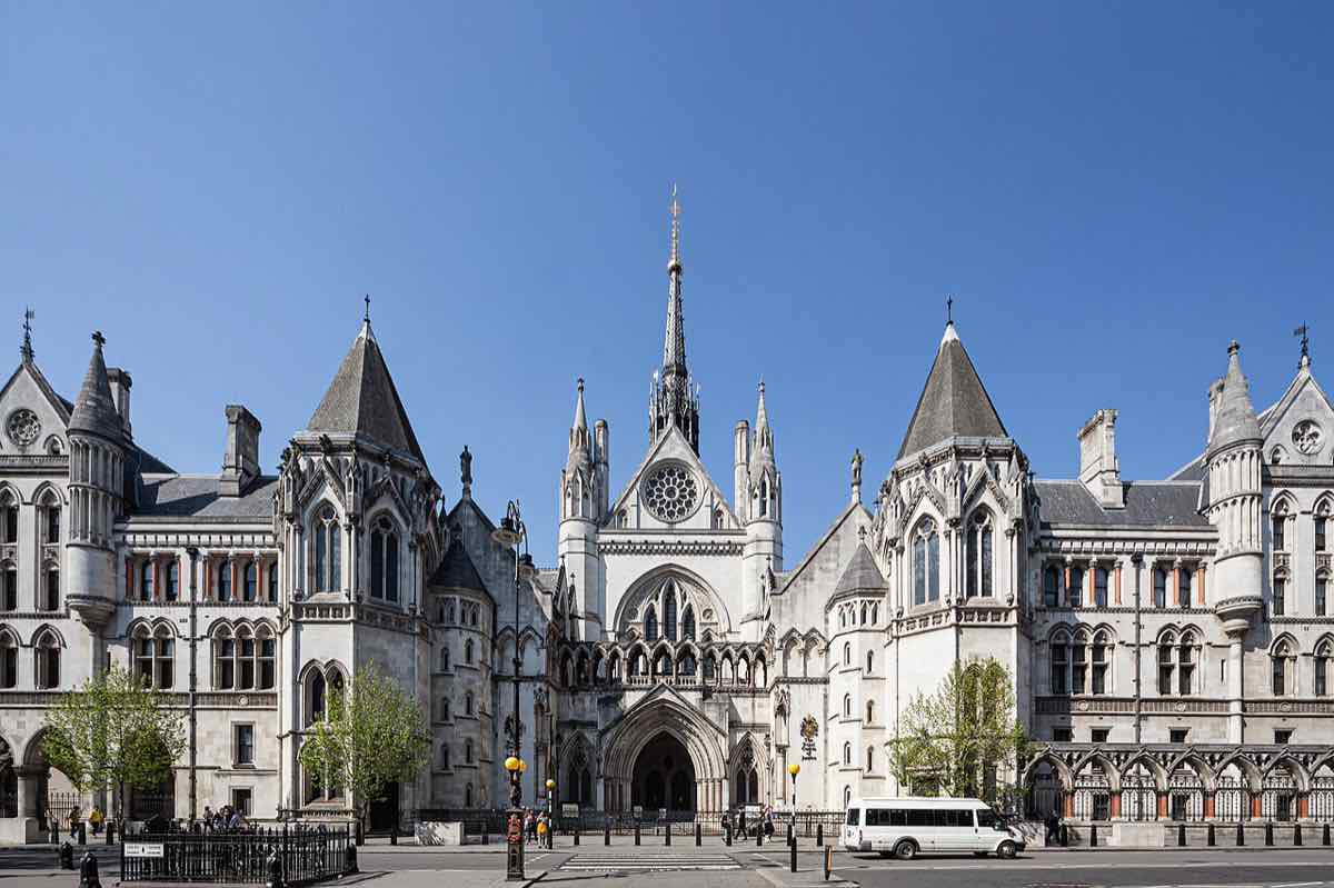 L'ingresso gotico in pietra e le guglie delle Royal Courts of Justice a Londra