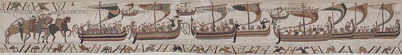 Cena 38 da Tapeçaria de Bayeux: a frota de Guilherme a atravessar o Canal da Mancha com cavalos a bordo