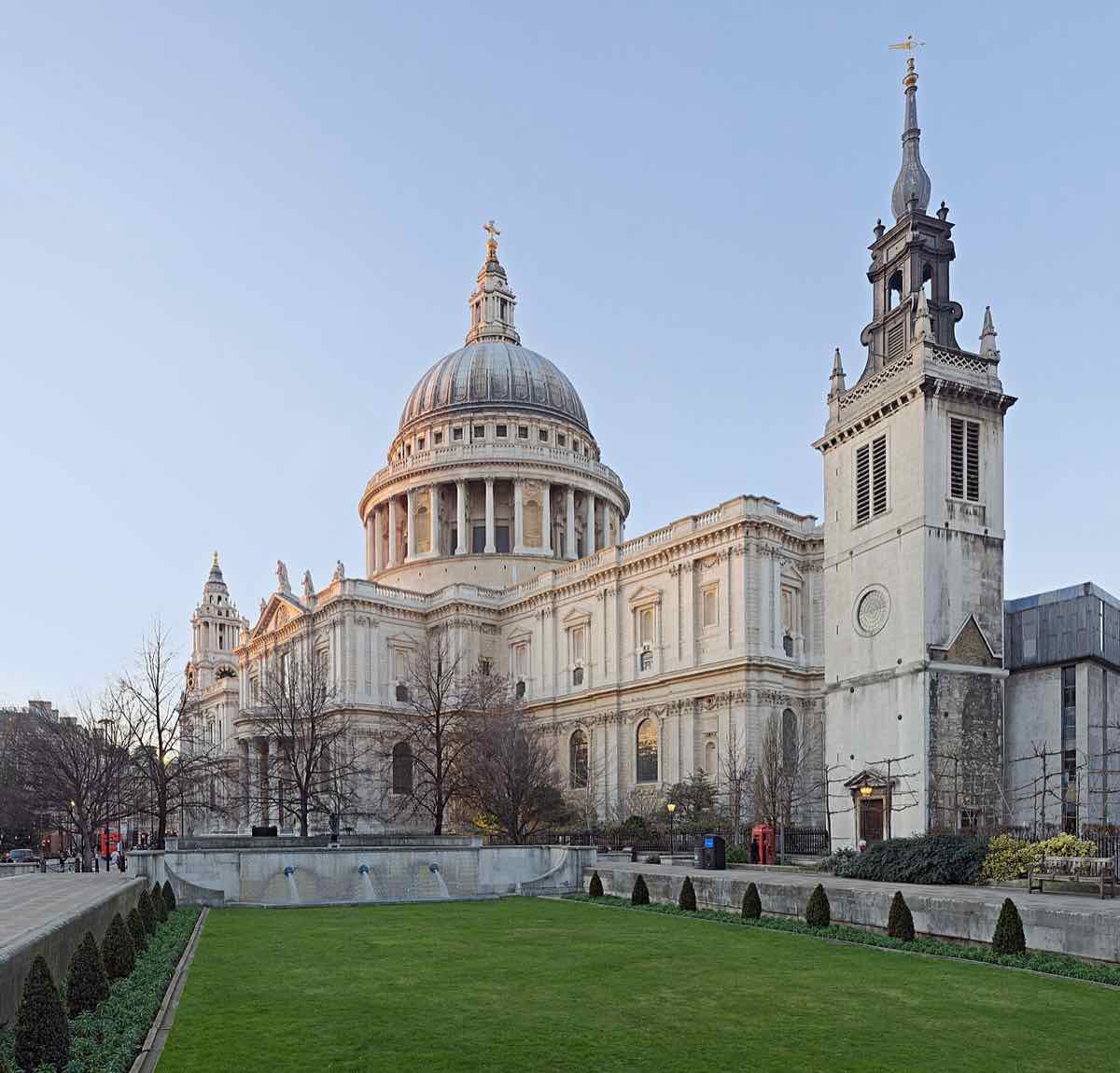 Katedra św. Pawła sfotografowana z góry; jej ogromna szara kopuła wznosi się nad budynkami londyńskiego City